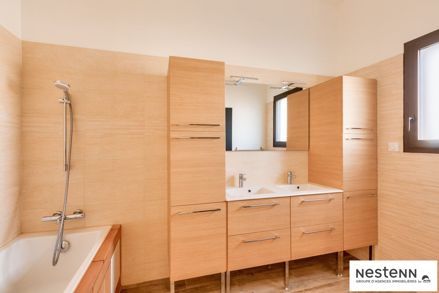 Maison à Plaintel, petit lotissement, 149 m² habitables, 4 chambres + bureau, sur 550 m² de jardin