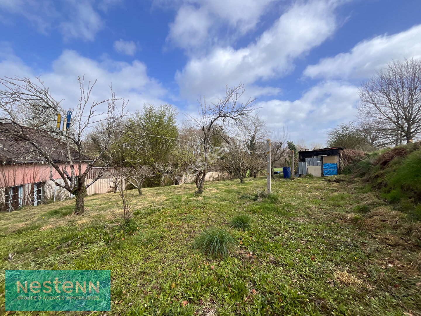 VENTE QUESSOY - Dépendance d'environ 94 m2, en plein bourg !