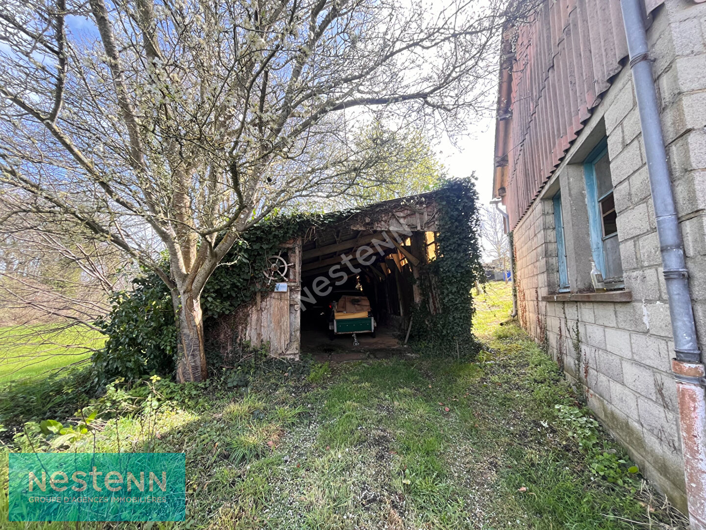VENTE QUESSOY - Dépendance d'environ 94 m2, en plein bourg !