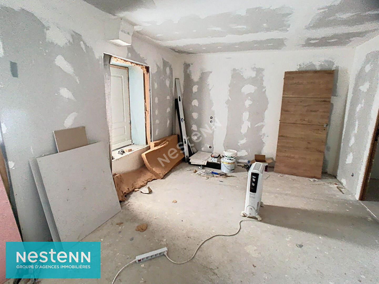 Maison en pierres en cours de rénovation, avec nombreuses dépendances à Saint Brandan sur 11300 m² de jardin