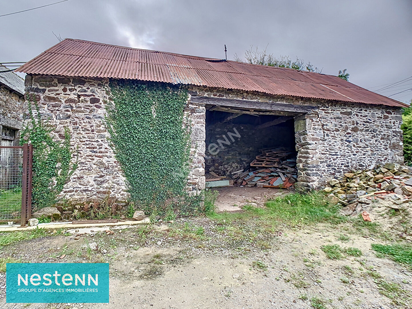 Maison en pierres en cours de rénovation, avec nombreuses dépendances à Saint Brandan sur 11300 m² de jardin