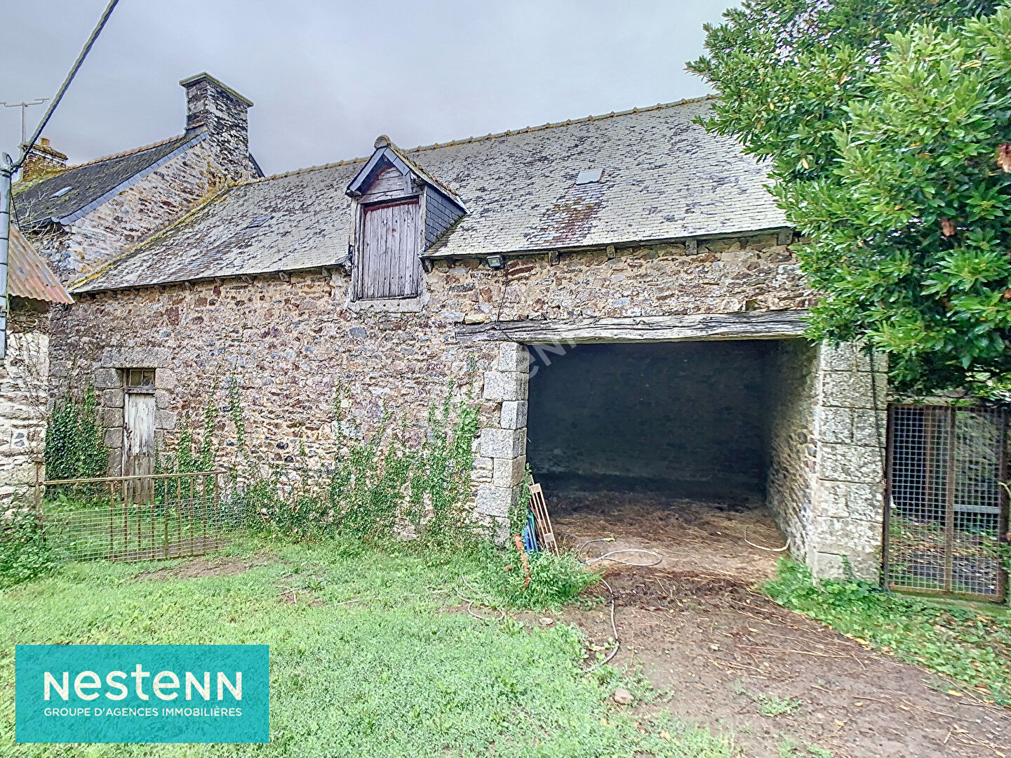 Maison en pierres en cours de rénovation, avec nombreuses dépendances à Saint Brandan sur 11300 m² de jardin