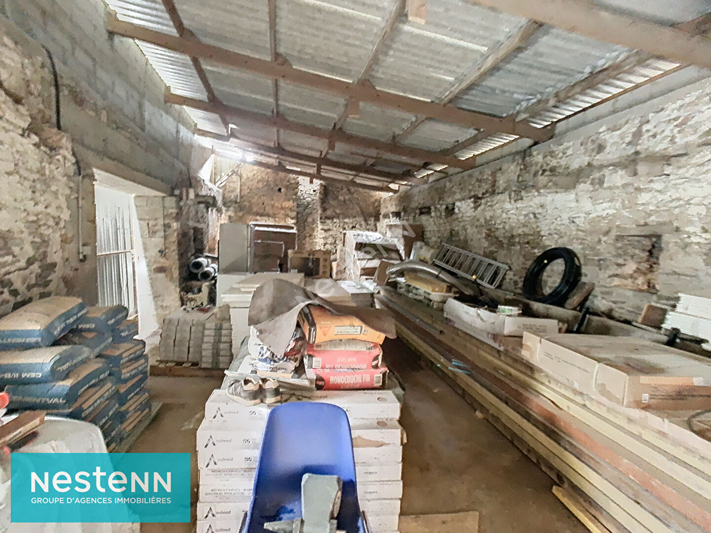 Maison en pierres en cours de rénovation, avec nombreuses dépendances à Saint Brandan sur 11300 m² de jardin