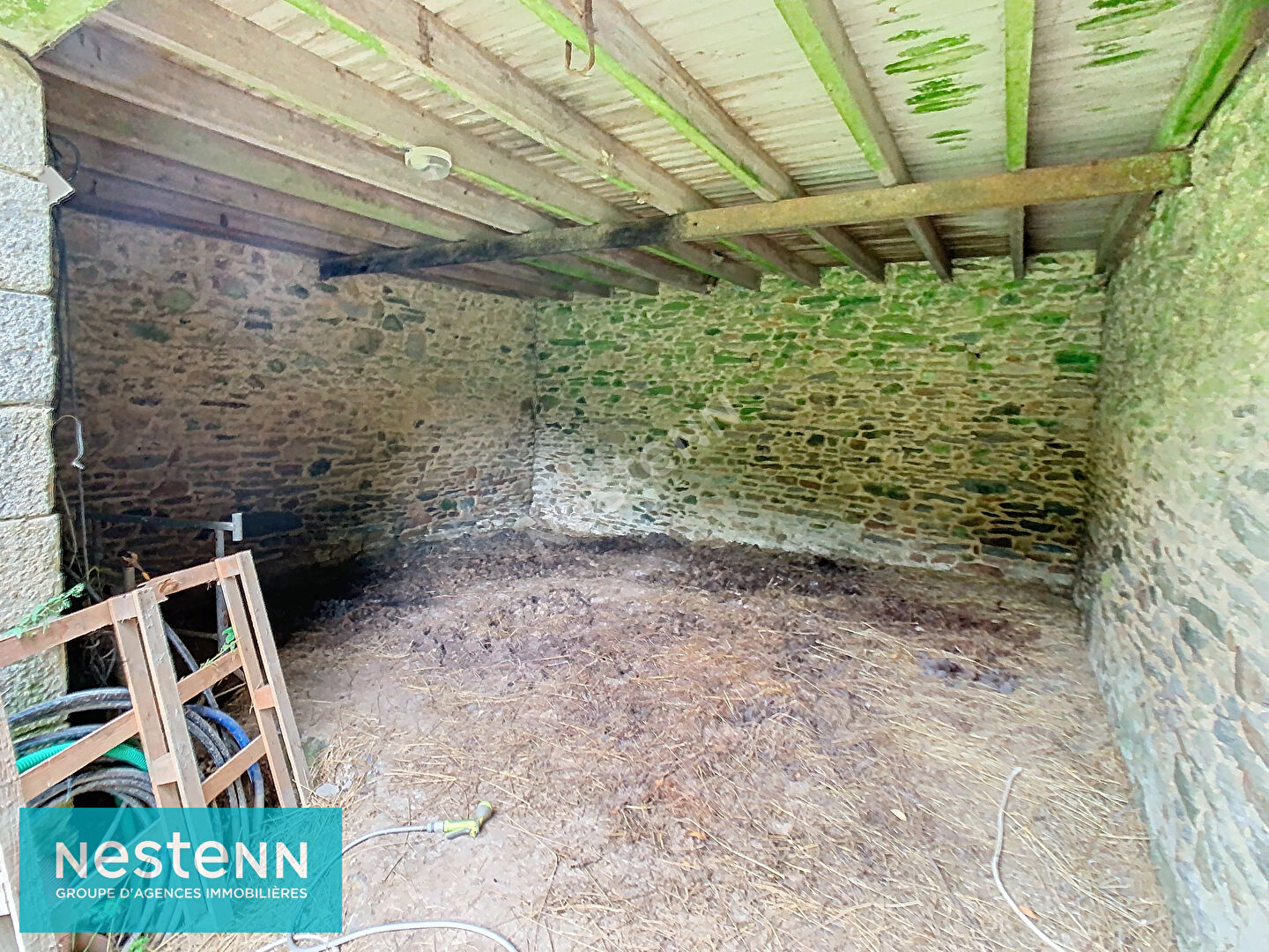 Maison en pierres en cours de rénovation, avec nombreuses dépendances à Saint Brandan sur 11300 m² de jardin
