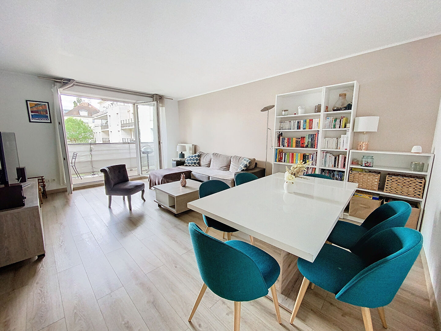 A Vendre - MONTIGNY LE BRETONNEUX au Village- Appartement 4 pièces  84 m2 double parking cave