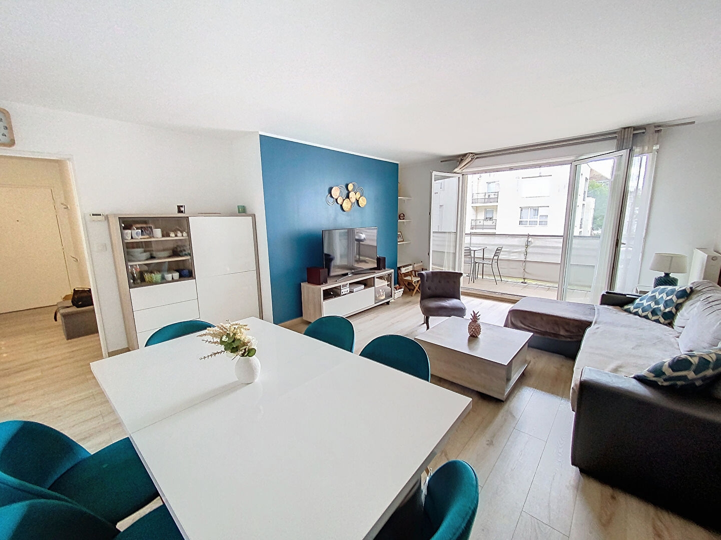 A Vendre - MONTIGNY LE BRETONNEUX au Village- Appartement 4 pièces  84 m2 double parking cave