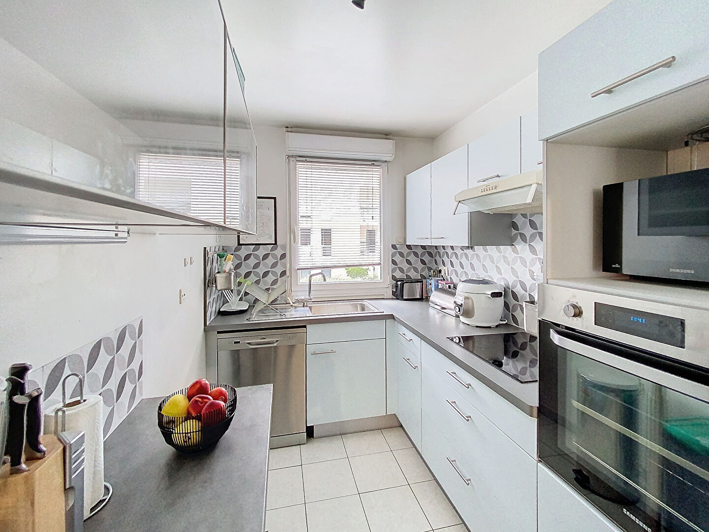 A Vendre - MONTIGNY LE BRETONNEUX au Village- Appartement 4 pièces  84 m2 double parking cave