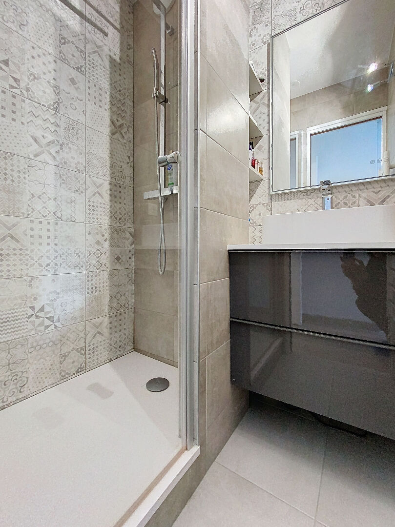 A Vendre - MONTIGNY LE BRETONNEUX au Village- Appartement 4 pièces  84 m2 double parking cave