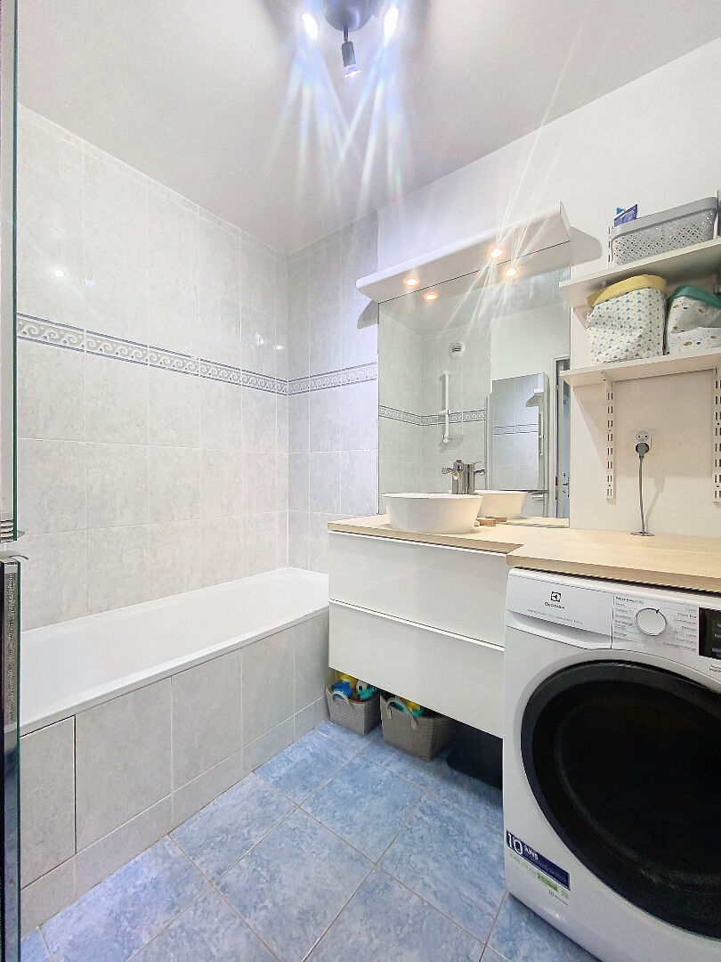 A Vendre - MONTIGNY LE BRETONNEUX au Village- Appartement 4 pièces  84 m2 double parking cave