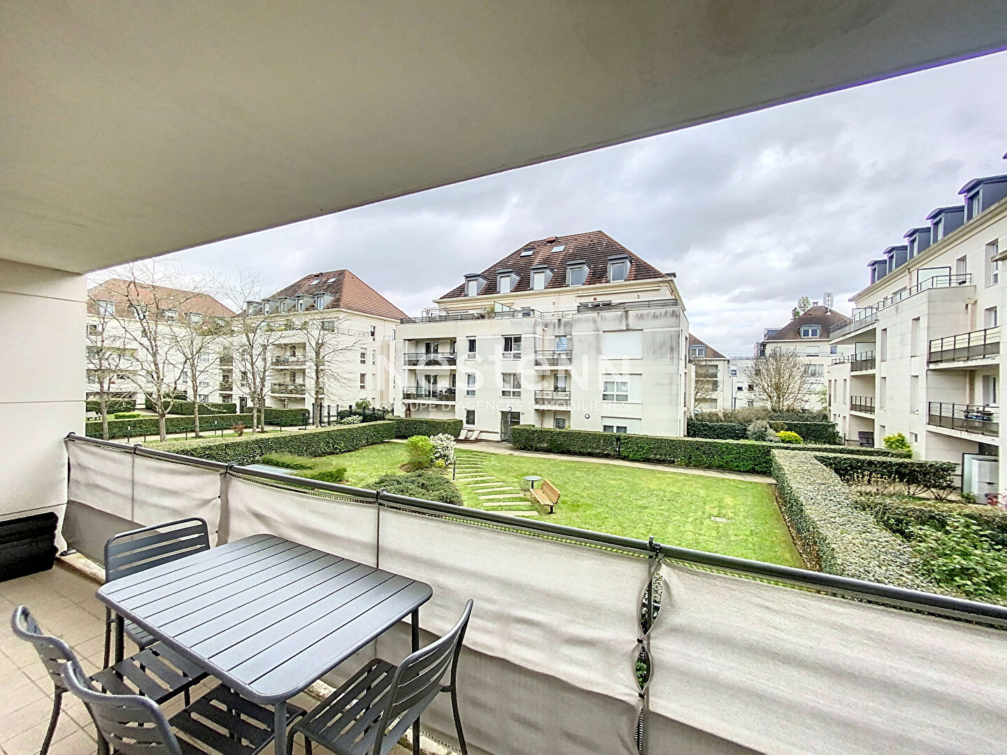 A Vendre - MONTIGNY LE BRETONNEUX au Village- Appartement 4 pièces  84 m2 double parking cave