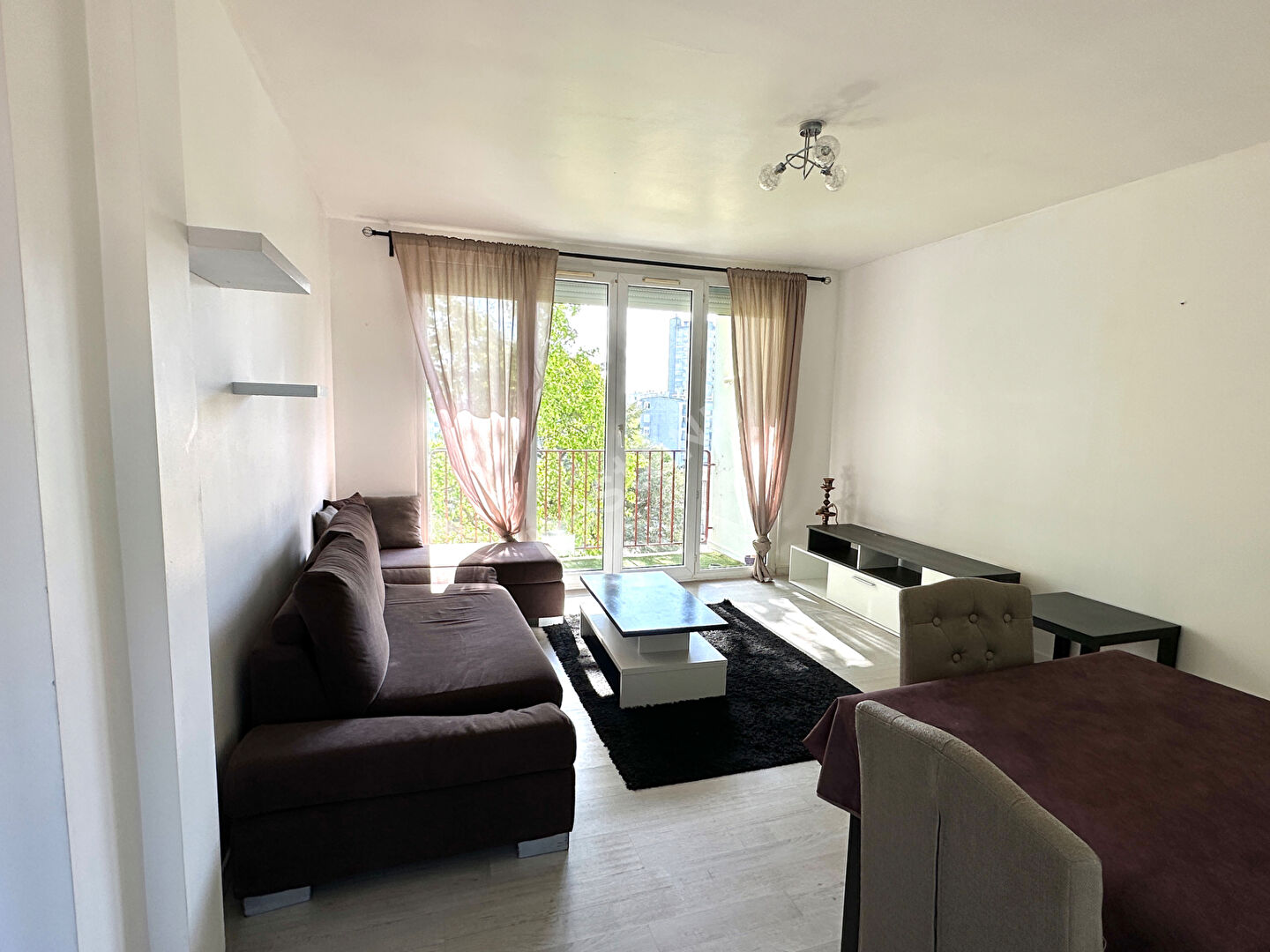 Nantes Bout des Pavés :  Appartement à vendre T3, 2 chambres, proche lignes bus  et commerces. Entièrement rénové.