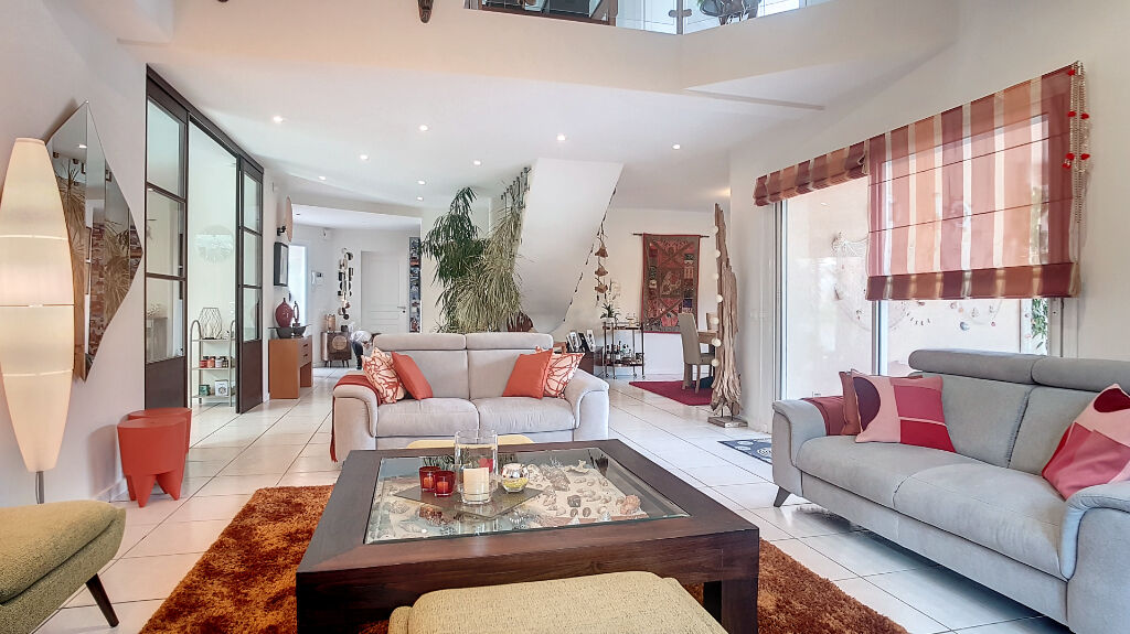 A vendre HAUT D'IDRON Maison contemporaine de 190 m² avec 4 chambres, bureau, véranda, piscine chauffée et garage de 80 m²