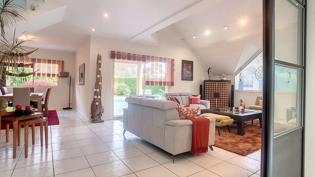 A vendre HAUT D'IDRON Maison contemporaine de 190 m² avec 4 chambres, bureau, véranda, piscine chauffée et garage de 80 m²