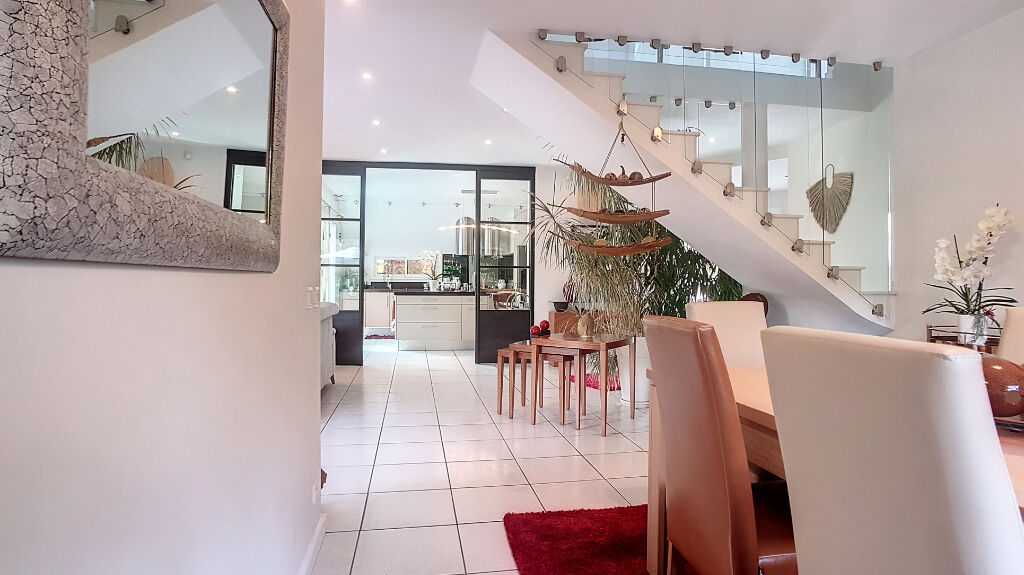 A vendre HAUT D'IDRON Maison contemporaine de 190 m² avec 4 chambres, bureau, véranda, piscine chauffée et garage de 80 m²