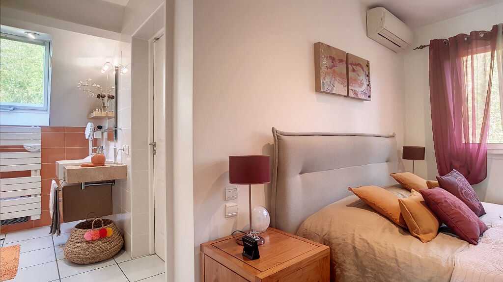 A vendre HAUT D'IDRON Maison contemporaine de 190 m² avec 4 chambres, bureau, véranda, piscine chauffée et garage de 80 m²