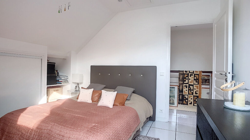 A vendre HAUT D'IDRON Maison contemporaine de 190 m² avec 4 chambres, bureau, véranda, piscine chauffée et garage de 80 m²