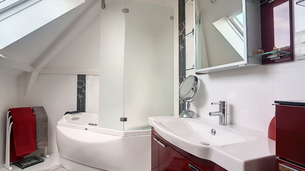 A vendre HAUT D'IDRON Maison contemporaine de 190 m² avec 4 chambres, bureau, véranda, piscine chauffée et garage de 80 m²