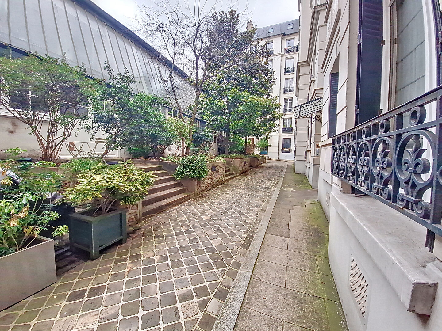 Nestenn - Paris 16 - Rue de la Tour - Passy - Dernier étage avec ascenseur - Studio - À rénover - Investissement locatif - Pied à terre