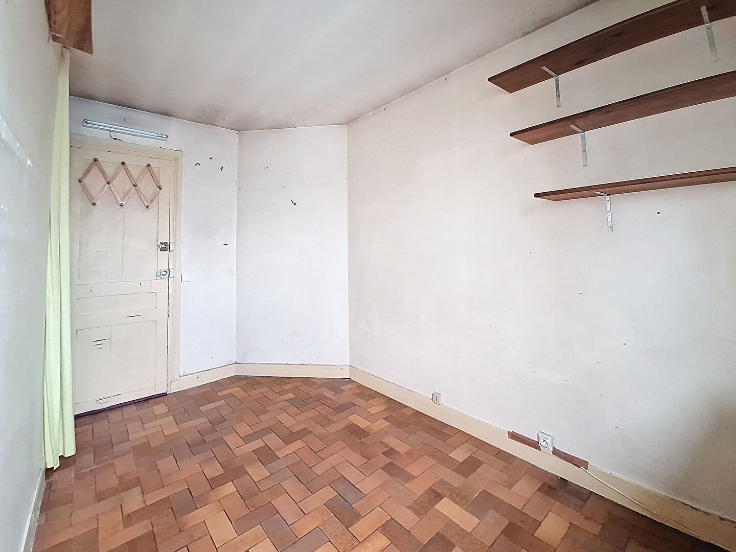 Nestenn - Paris 16 - Rue de la Tour - Passy - Dernier étage avec ascenseur - Studio - À rénover - Investissement locatif - Pied à terre