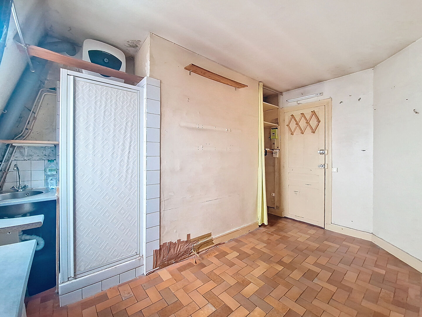 Nestenn - Paris 16 - Rue de la Tour - Passy - Dernier étage avec ascenseur - Studio - À rénover - Investissement locatif - Pied à terre