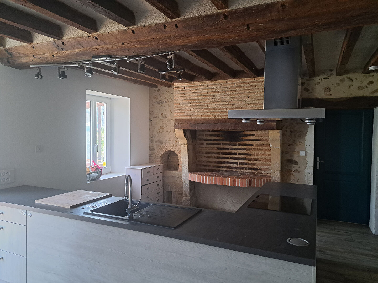 JOLIE MAISON RENOVEE EN CAMPAGNE DANS VILLAGE AVEC COMMODITES
