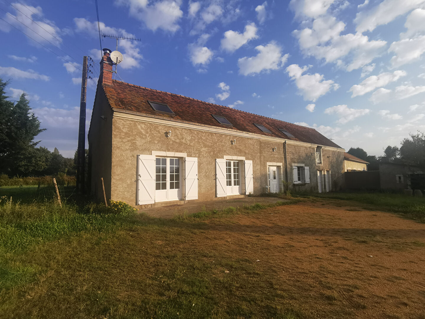 LA FLECHE, Charme et Espace à 5 mn du centre ville pour cette longère en campagne