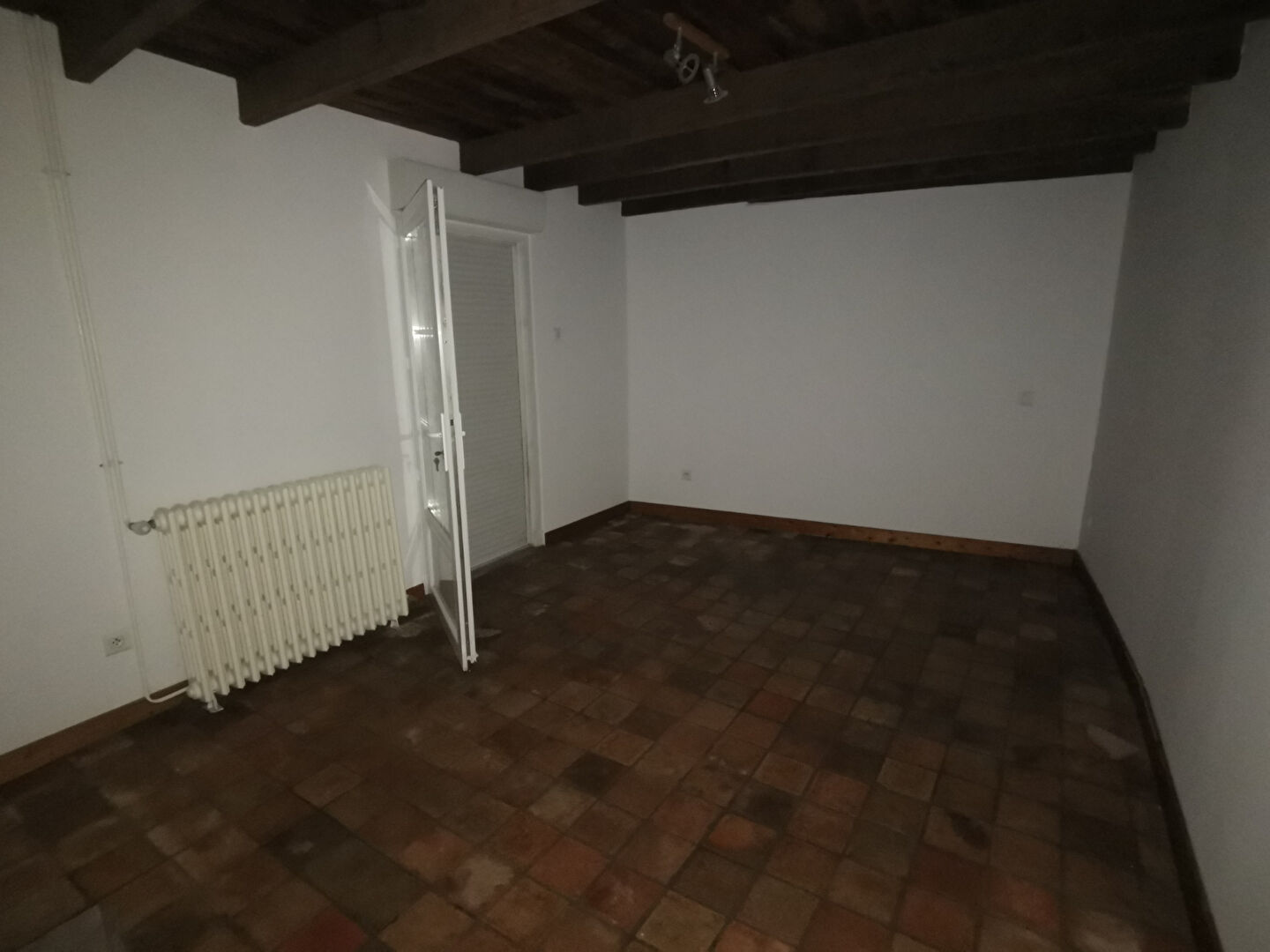 LA FLECHE, Charme et Espace à 5 mn du centre ville pour cette longère en campagne