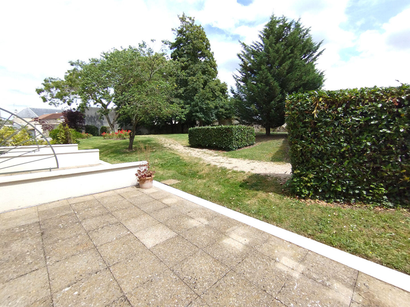 A VENDRE F3 EN REZ DE JARDIN VOISINS LE BRETONNEUX 2 CHAMBRES TERRASSE ET JARDIN PRIVATIF