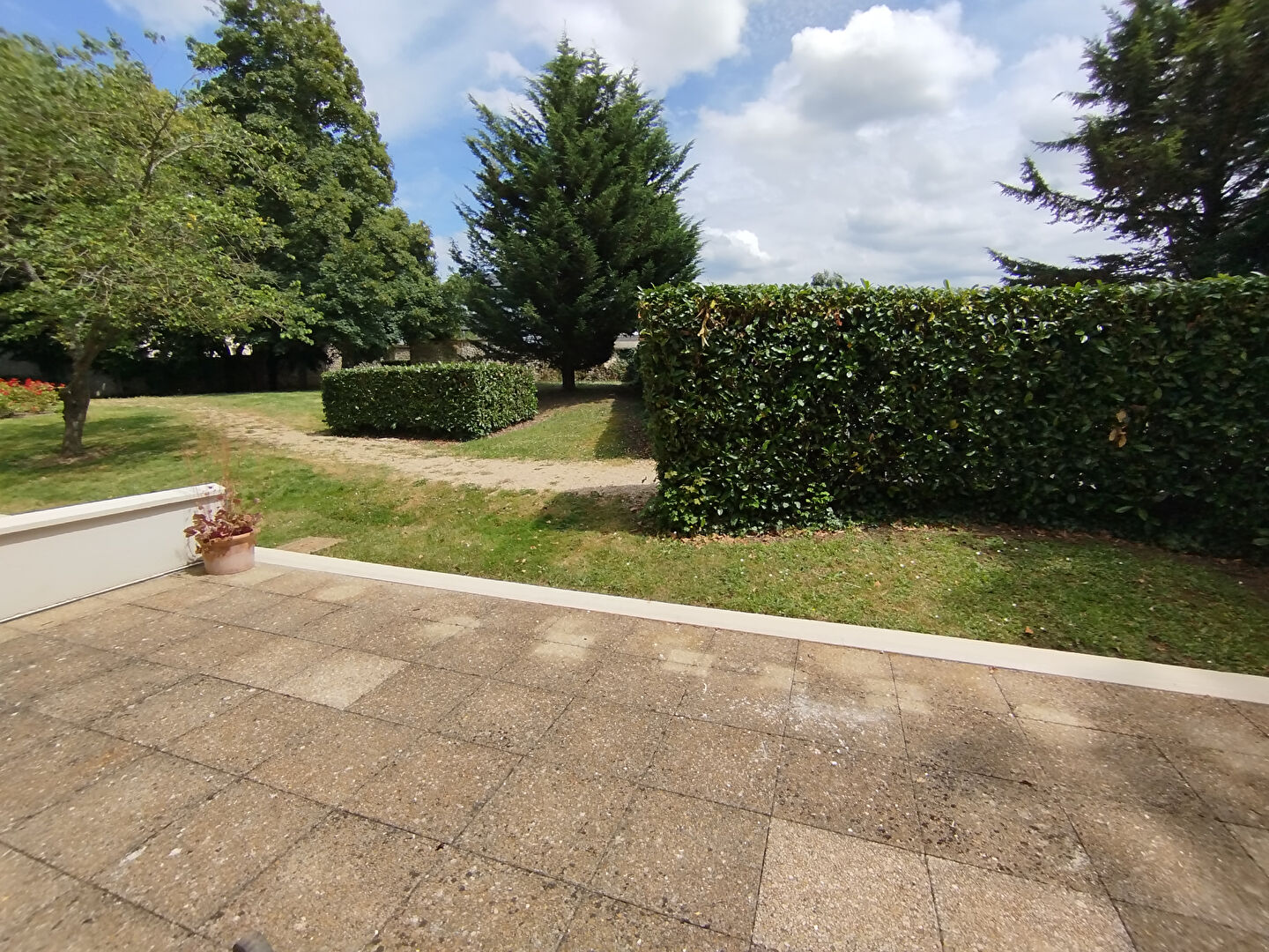 A VENDRE F3 EN REZ DE JARDIN VOISINS LE BRETONNEUX 2 CHAMBRES TERRASSE ET JARDIN PRIVATIF