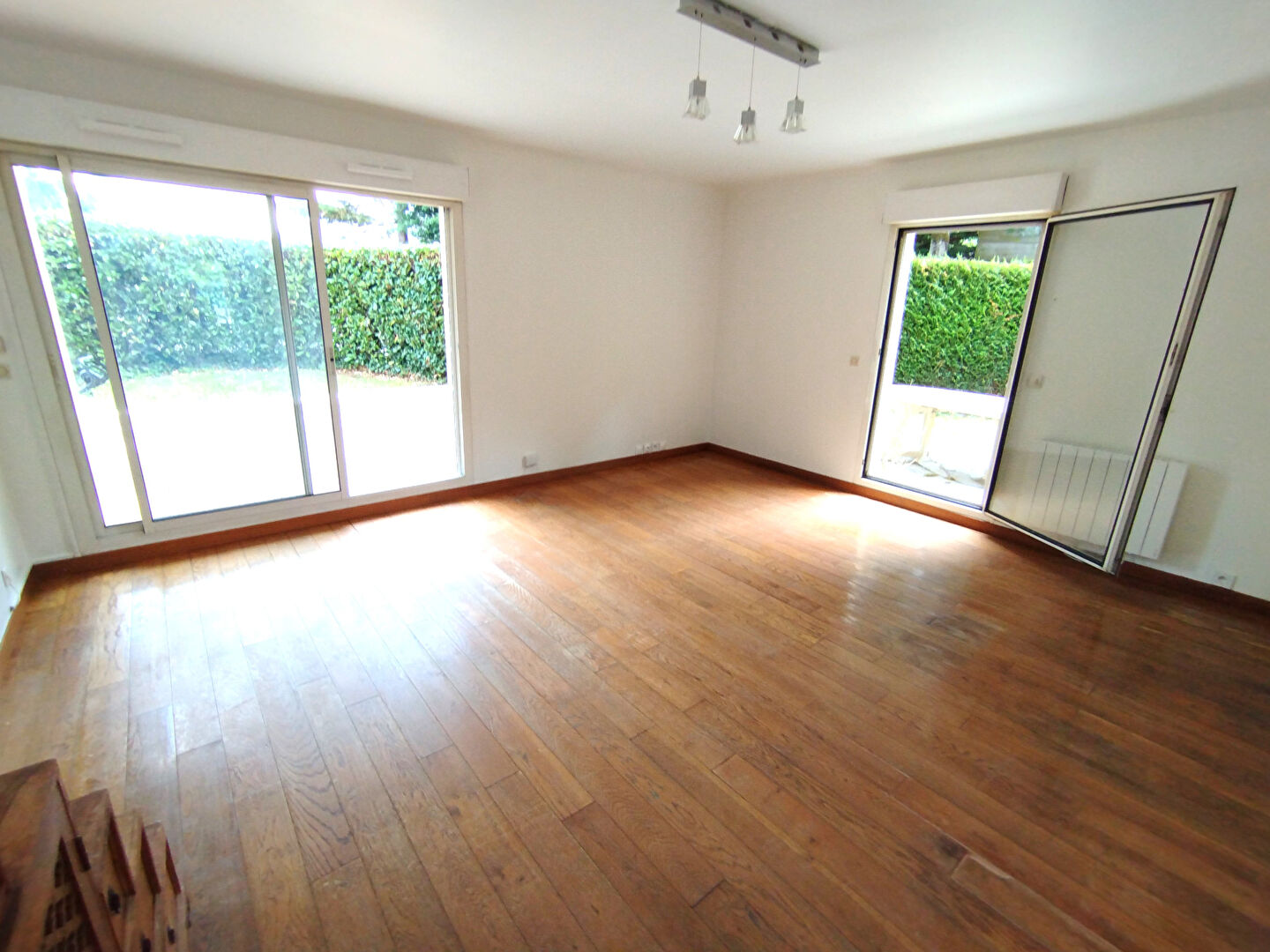 A VENDRE F3 EN REZ DE JARDIN VOISINS LE BRETONNEUX 2 CHAMBRES TERRASSE ET JARDIN PRIVATIF