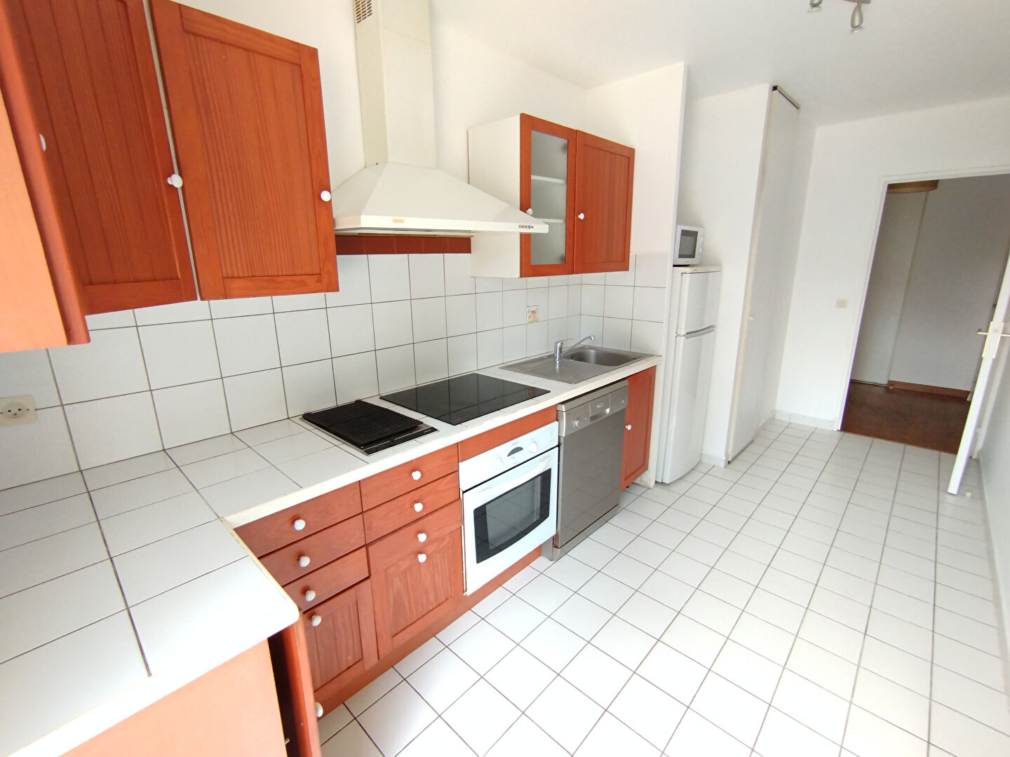 A VENDRE F3 EN REZ DE JARDIN VOISINS LE BRETONNEUX 2 CHAMBRES TERRASSE ET JARDIN PRIVATIF