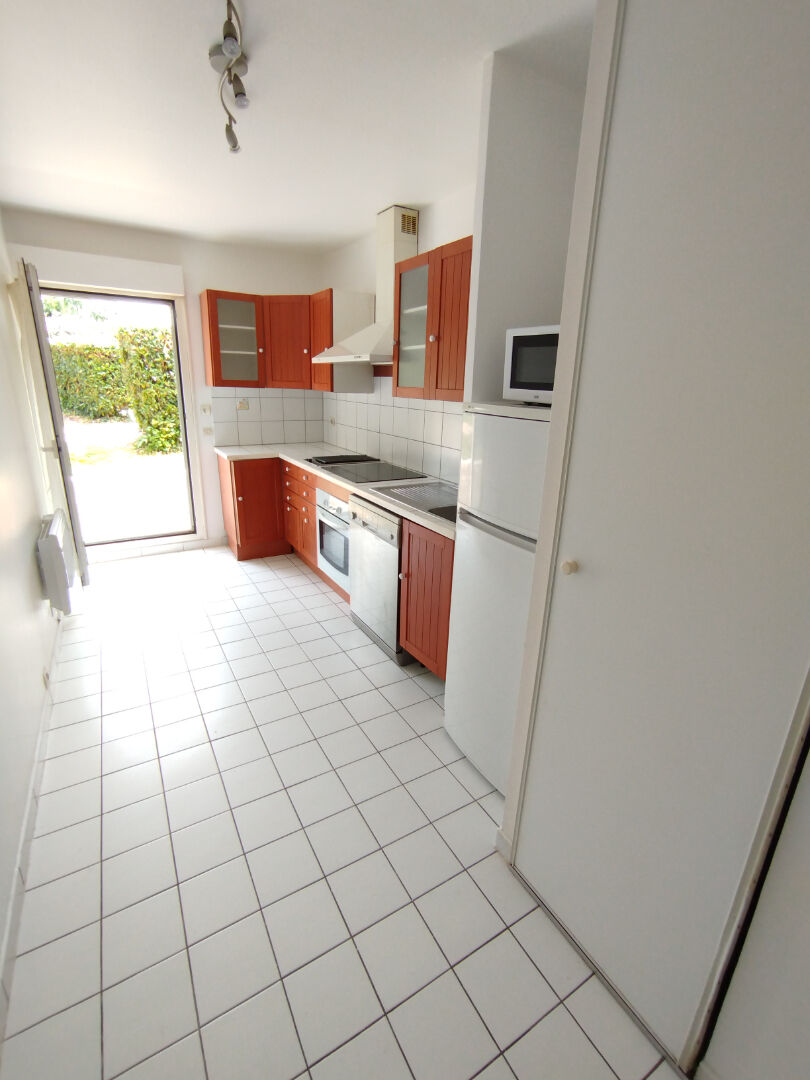 A VENDRE F3 EN REZ DE JARDIN VOISINS LE BRETONNEUX 2 CHAMBRES TERRASSE ET JARDIN PRIVATIF