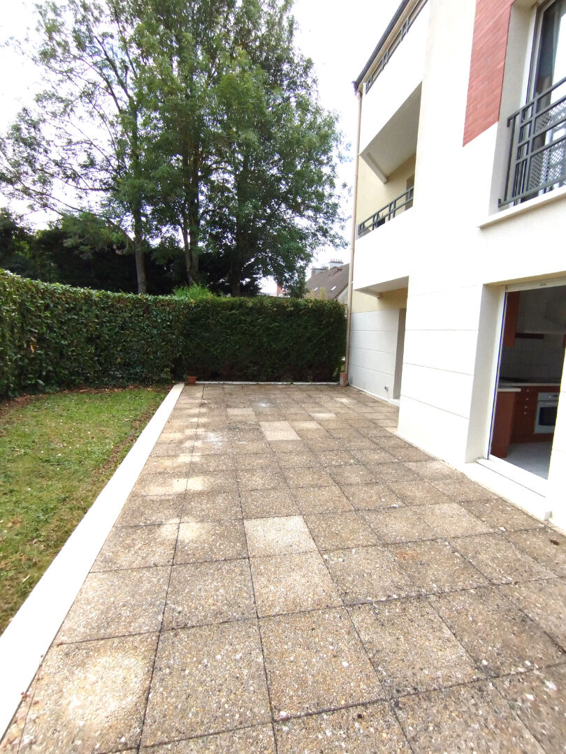 A VENDRE F3 EN REZ DE JARDIN VOISINS LE BRETONNEUX 2 CHAMBRES TERRASSE ET JARDIN PRIVATIF