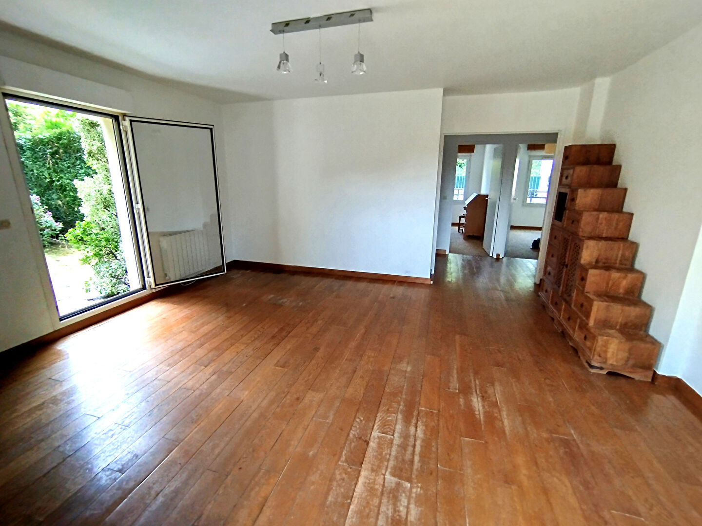A VENDRE F3 EN REZ DE JARDIN VOISINS LE BRETONNEUX 2 CHAMBRES TERRASSE ET JARDIN PRIVATIF