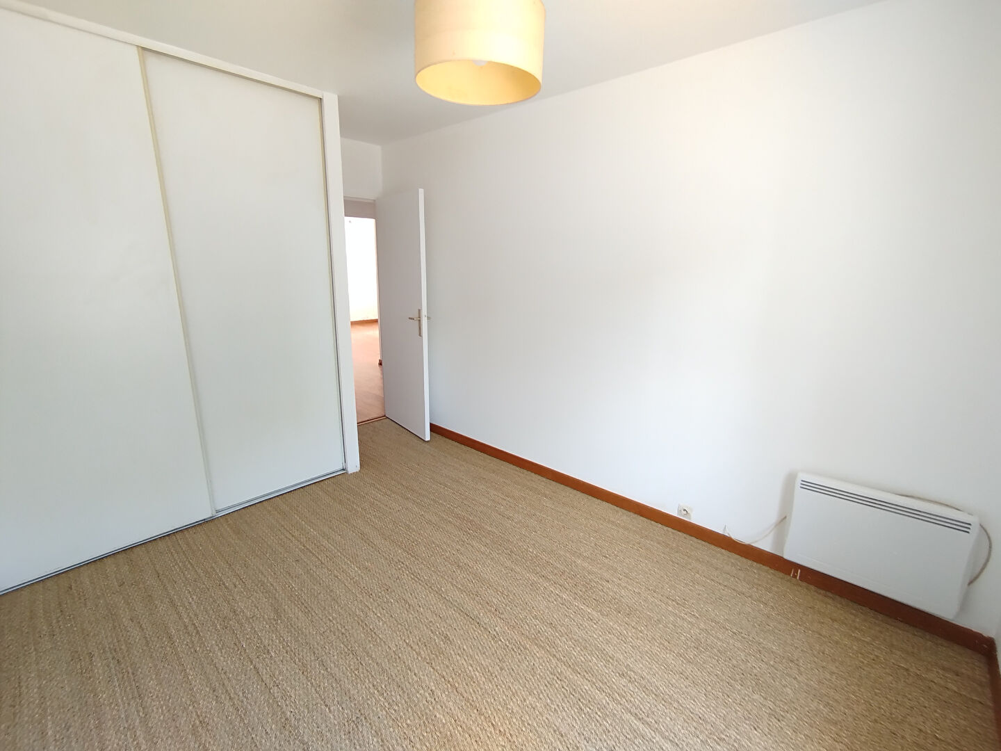 A VENDRE F3 EN REZ DE JARDIN VOISINS LE BRETONNEUX 2 CHAMBRES TERRASSE ET JARDIN PRIVATIF