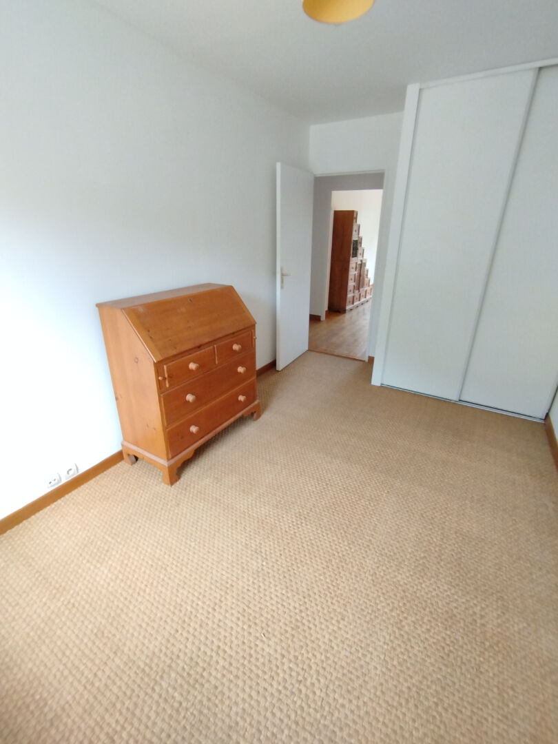 A VENDRE F3 EN REZ DE JARDIN VOISINS LE BRETONNEUX 2 CHAMBRES TERRASSE ET JARDIN PRIVATIF