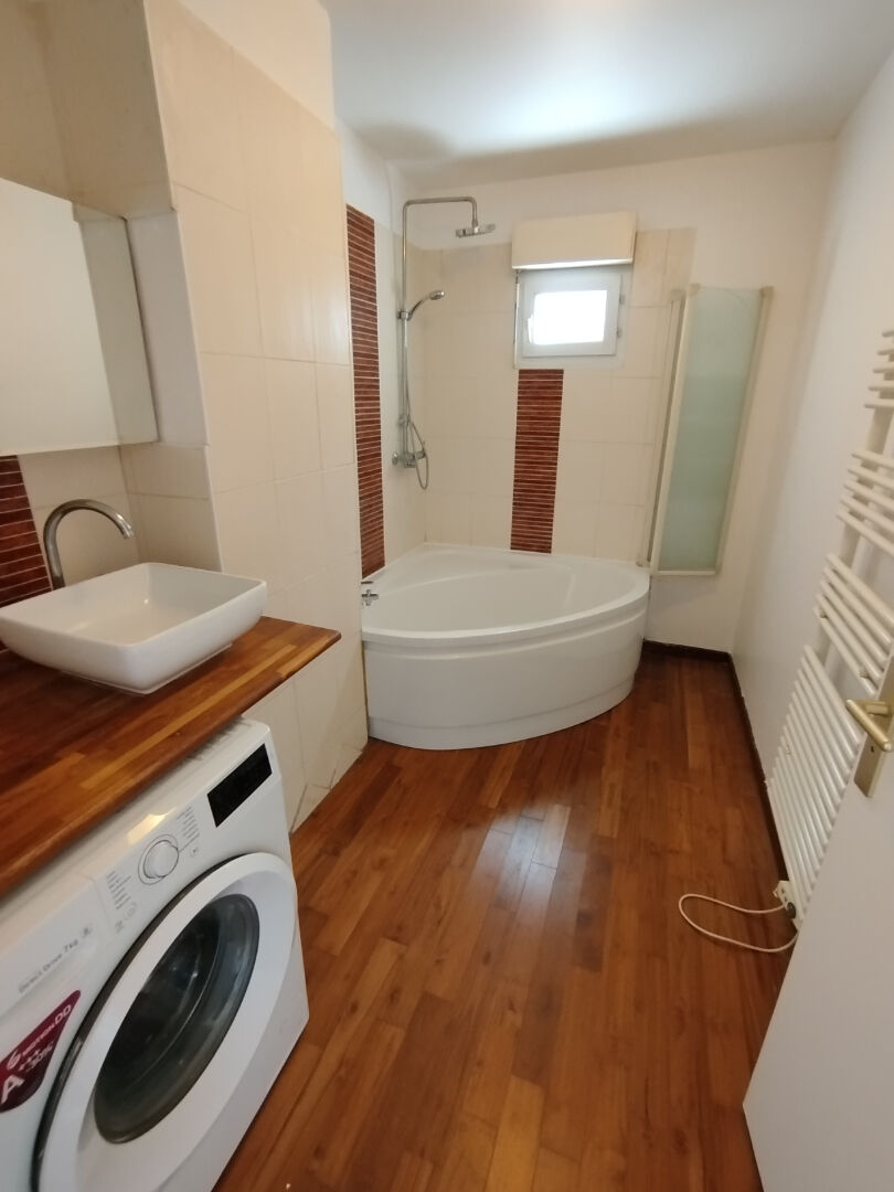 A VENDRE F3 EN REZ DE JARDIN VOISINS LE BRETONNEUX 2 CHAMBRES TERRASSE ET JARDIN PRIVATIF