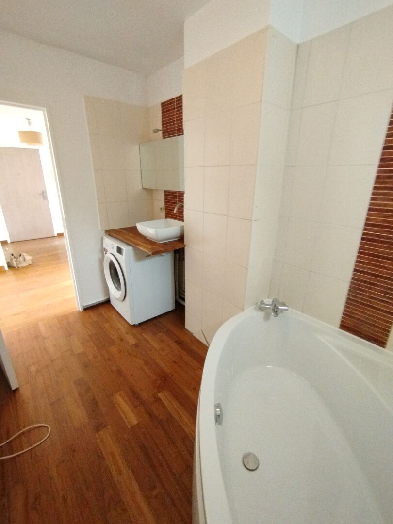 A VENDRE F3 EN REZ DE JARDIN VOISINS LE BRETONNEUX 2 CHAMBRES TERRASSE ET JARDIN PRIVATIF