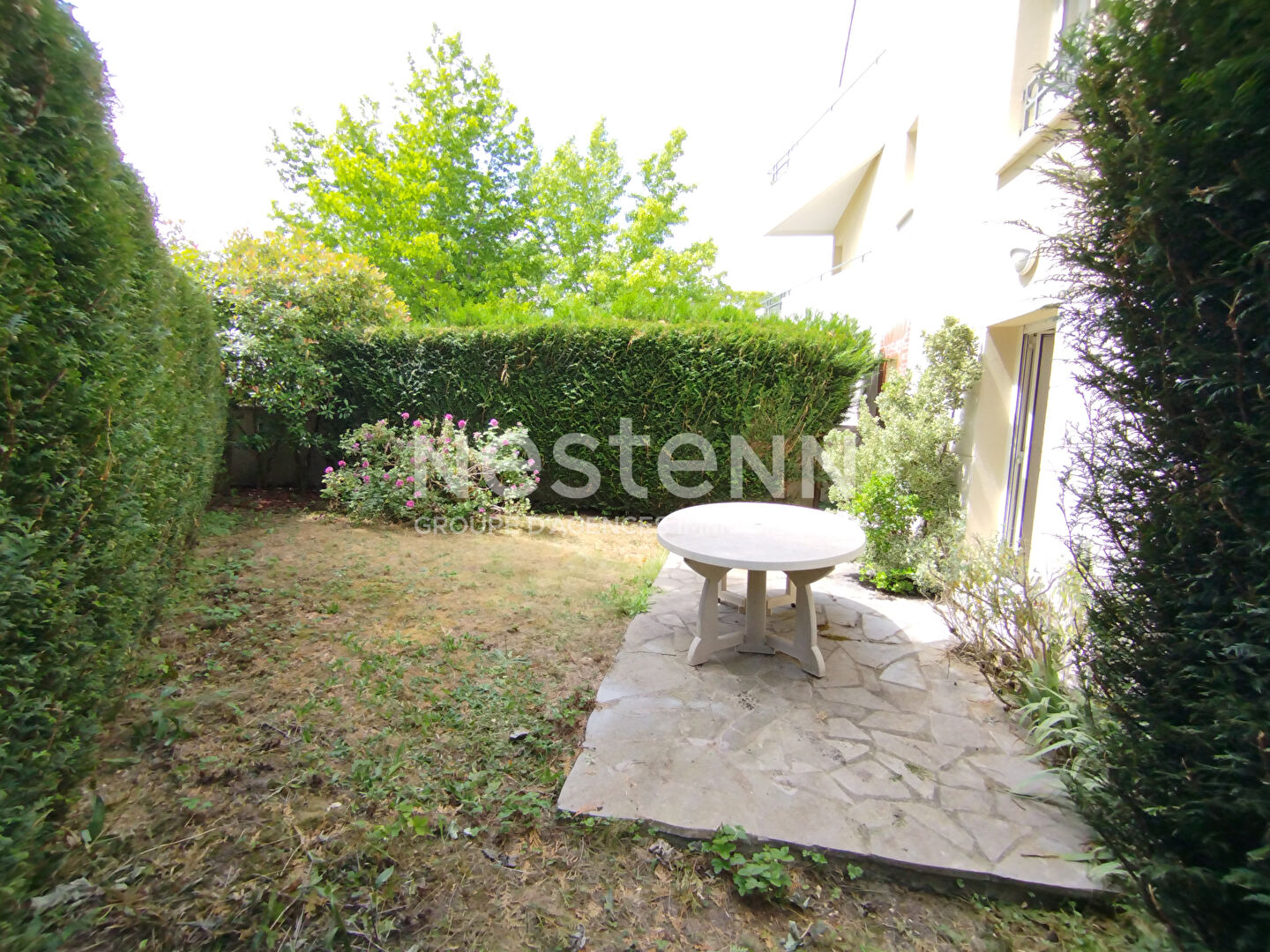 A VENDRE F3 EN REZ DE JARDIN VOISINS LE BRETONNEUX 2 CHAMBRES TERRASSE ET JARDIN PRIVATIF