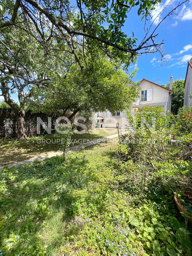 A vendre maison individuelle avec jardin à Saint Cyr L Ecole.