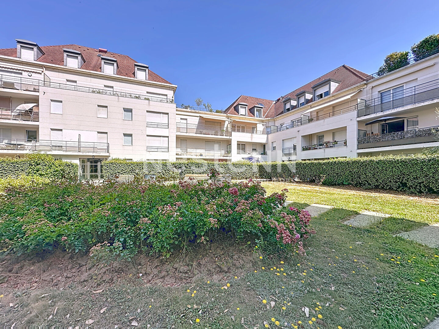 Quartier du Village - Appartement avec 2 balcons à Montigny Le Bretonneux 2 pièce(s) 51.5 m2 -  1 place de parking 1 cave