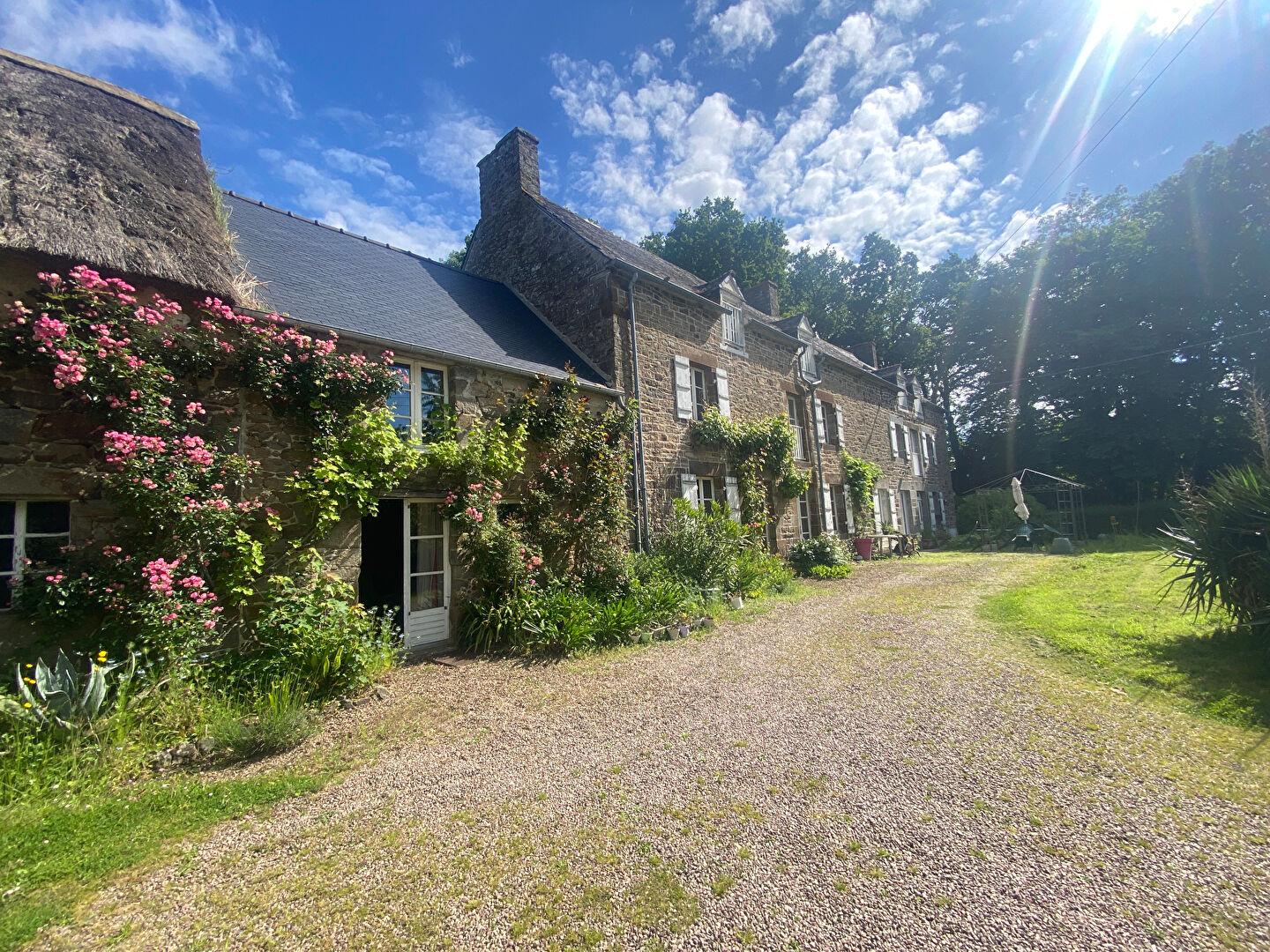 A VENDRE LONGERE EN PIERRE INDÉPENDANTE AVEC JOLIE CHAUMIERE A RENOVER, POSSIBILITÉ GITES