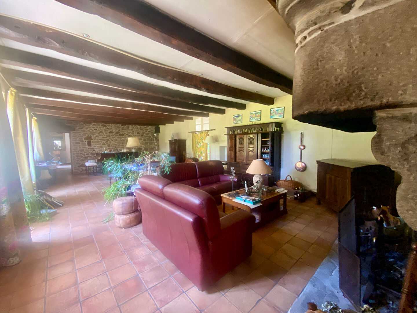 A VENDRE LONGERE EN PIERRE INDÉPENDANTE AVEC JOLIE CHAUMIERE A RENOVER, POSSIBILITÉ GITES