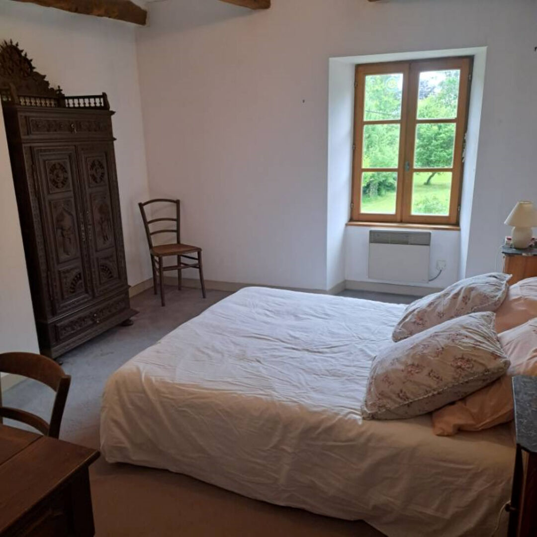 A VENDRE LONGERE EN PIERRE INDÉPENDANTE AVEC JOLIE CHAUMIERE A RENOVER, POSSIBILITÉ GITES