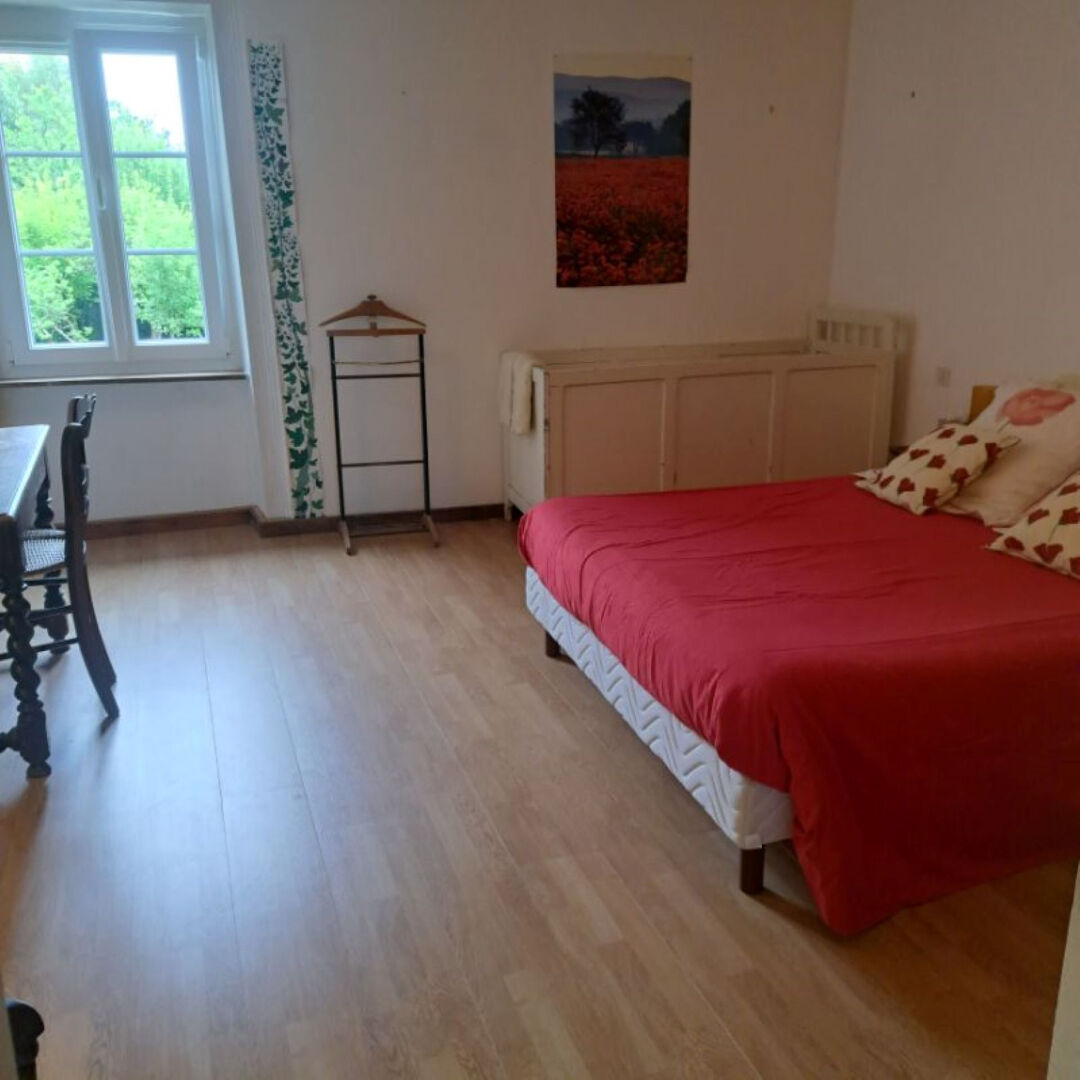A VENDRE LONGERE EN PIERRE INDÉPENDANTE AVEC JOLIE CHAUMIERE A RENOVER, POSSIBILITÉ GITES
