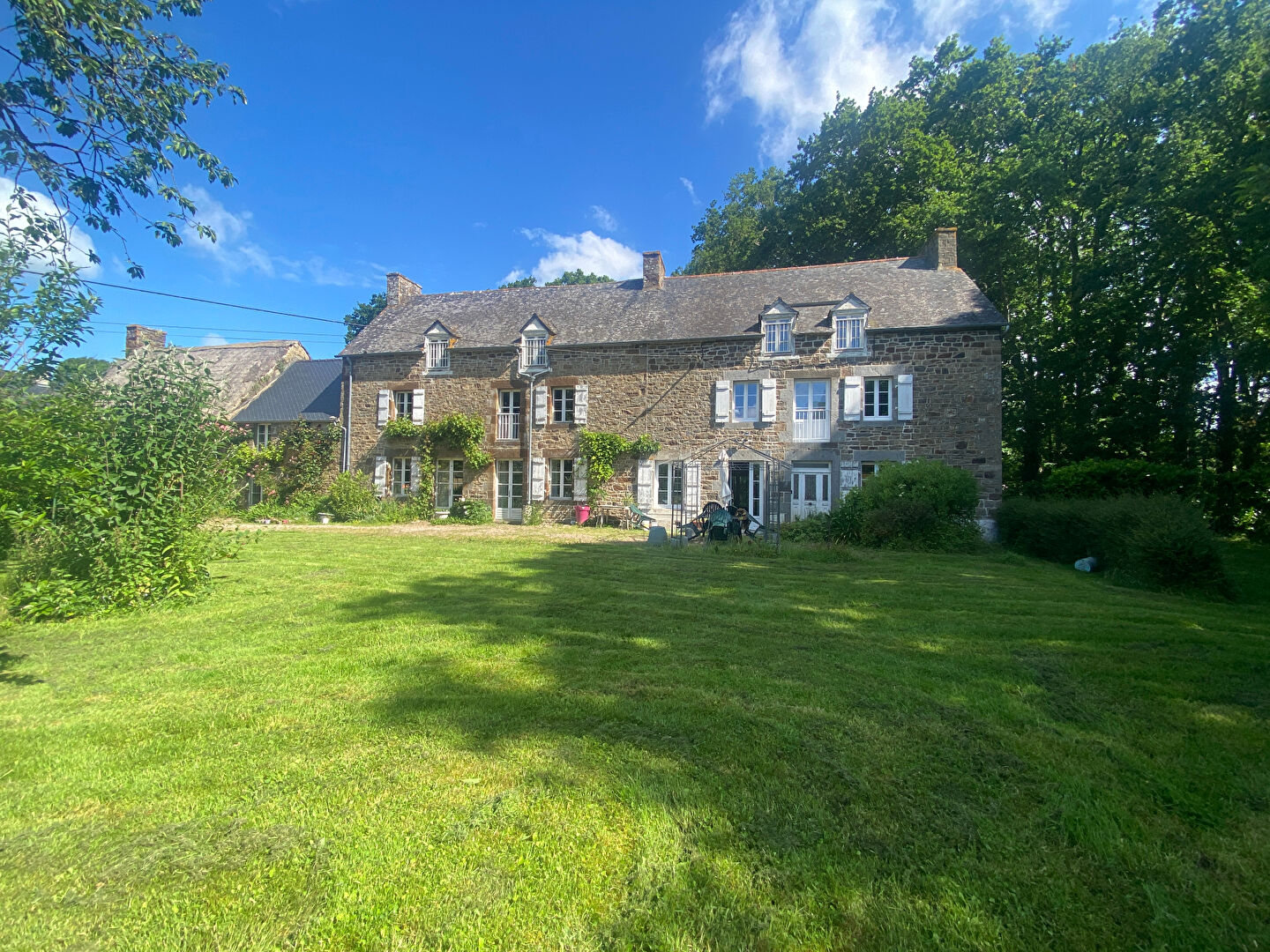 A VENDRE LONGERE EN PIERRE INDÉPENDANTE AVEC JOLIE CHAUMIERE A RENOVER, POSSIBILITÉ GITES