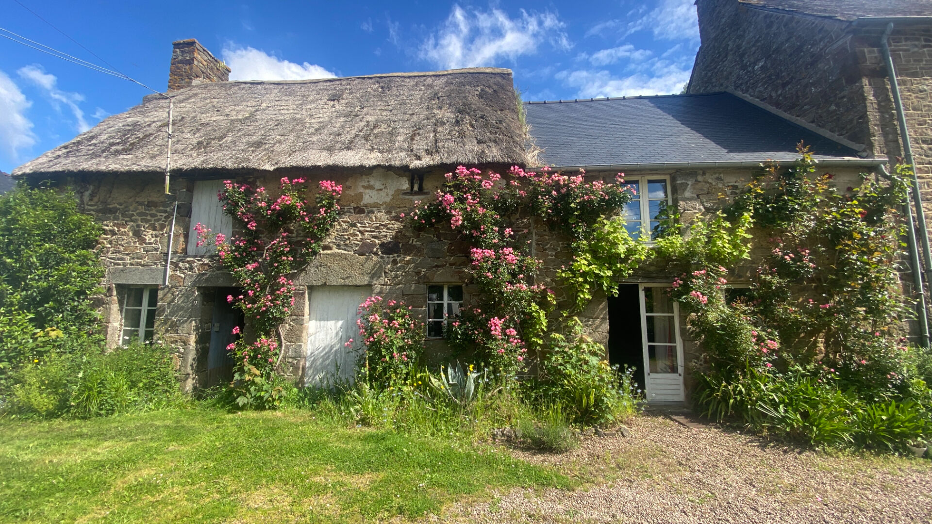A VENDRE LONGERE EN PIERRE INDÉPENDANTE AVEC JOLIE CHAUMIERE A RENOVER, POSSIBILITÉ GITES
