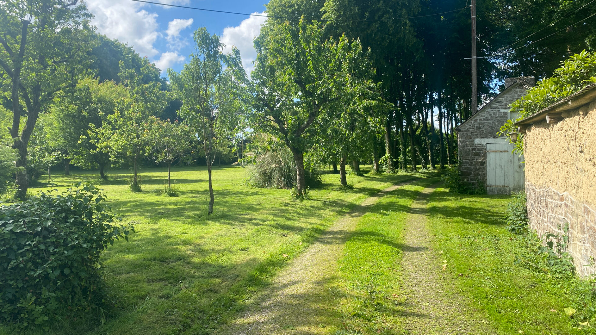 A VENDRE LONGERE EN PIERRE INDÉPENDANTE AVEC JOLIE CHAUMIERE A RENOVER, POSSIBILITÉ GITES