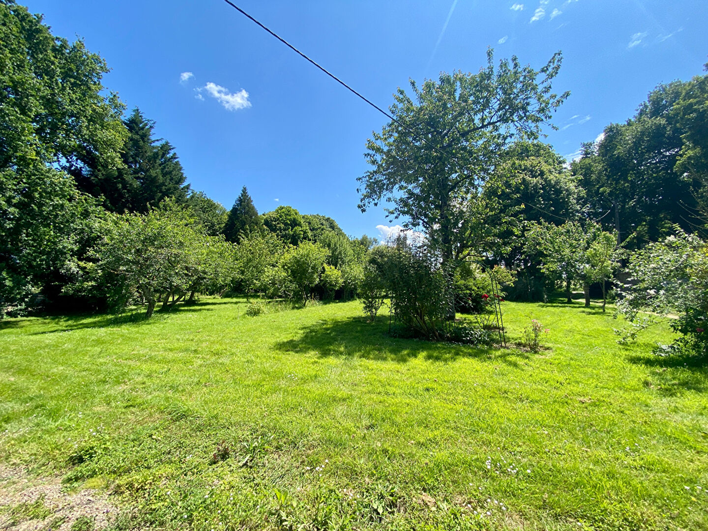 A VENDRE LONGERE EN PIERRE INDÉPENDANTE AVEC JOLIE CHAUMIERE A RENOVER, POSSIBILITÉ GITES