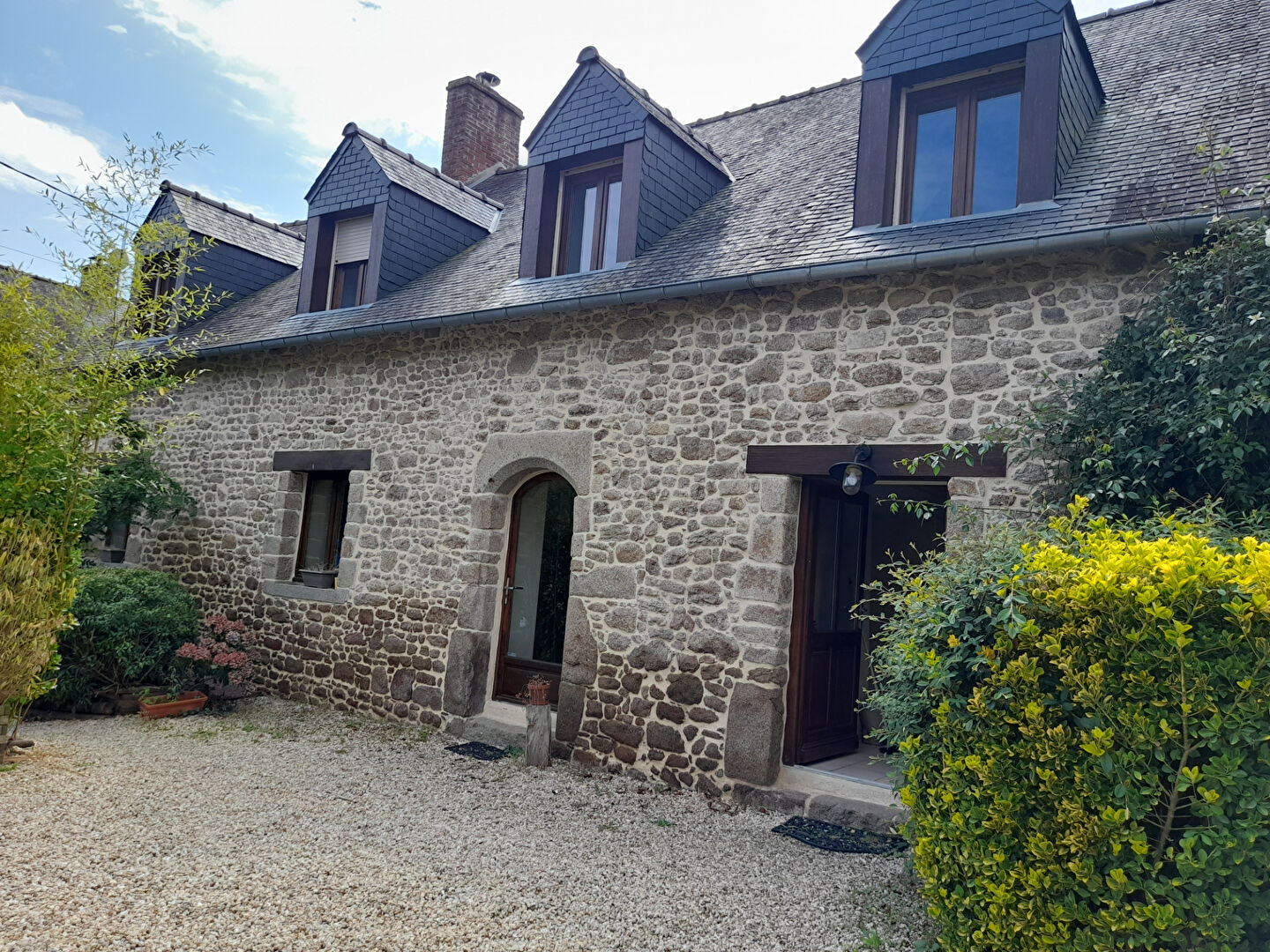 À vendre : Longère de charme avec 4 chambres à Noyal-sous-Bazouges